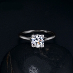 แหวนทองคำขาว 18k white gold plated ประดับเพชร CZ ขนาด 1.25 ct. เปล่งประกายสวยหรู