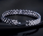 กำไลข้อมือทองคำขาว 18k white gold plated ประดับเพชร CZ ดีไซน์ทันสมัย สวยมากค่ะ