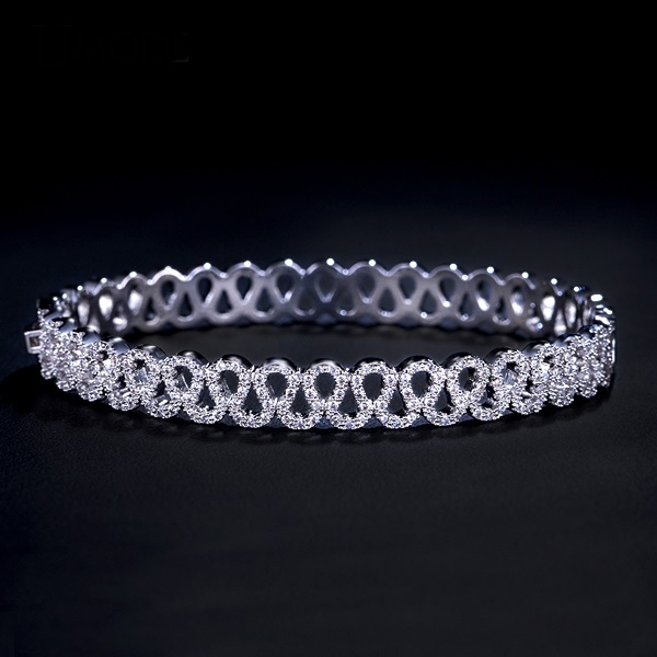กำไลข้อมือทองคำขาว 18k white gold plated ประดับเพชร CZ ดีไซน์ทันสมัย สวยมากค่ะ กำไลข้อมือทองคำขาว 18k white gold plated ประดับเพชร CZ ดีไซน์ทันสมัย สวยมากค่ะ