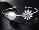กำไลข้อมือทองคำขาว 18k white gold plated ประดับมุกสังเคราะห์และคริสตัลแท้