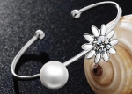 กำไลข้อมือทองคำขาว 18k white gold plated ประดับมุกสังเคราะห์และคริสตัลแท้