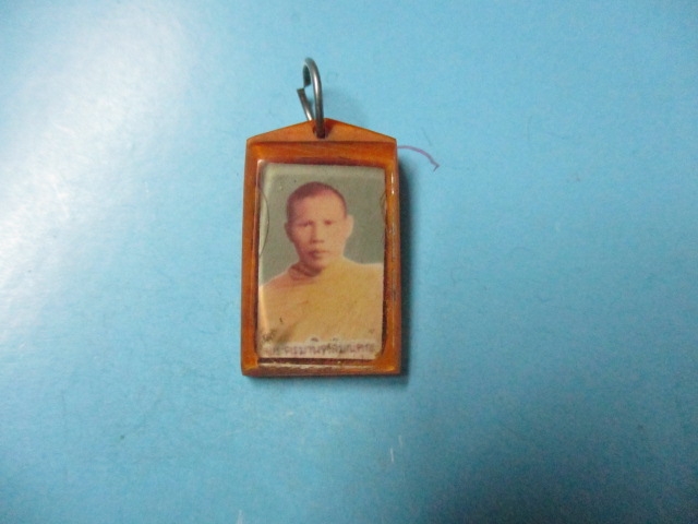 ภาพพระครูมานิตสมณคุณหลังจีวรเส้นเกศา