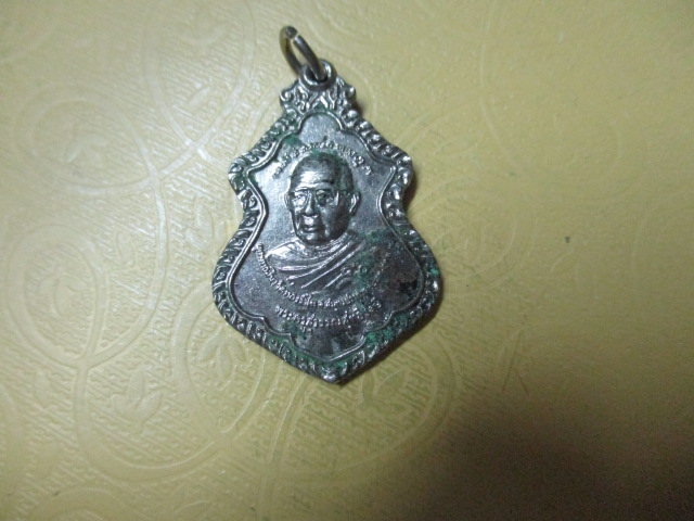 พระครูสุวรรณสุทธิรังษีหลังพระพุทธเจ้าหลวงกาไหล่เงิน