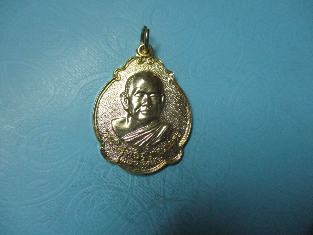 หลวงพ่อสมชายวัดเขาสุกิมรุ่นเลื่อนสมณะศักดิ์ปี33กาไหล่ทอง