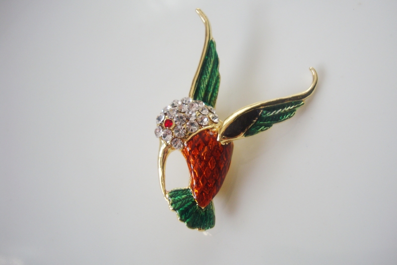 เข็มกลัดติดเสื้อเคลือบ Enamel สุดหรู แวววาวและส่องประกายด้วย Rhinestones สีขาวเพ เข็มกลัดติดเสื้อเคลือบ Enamel สุดหรู แวววาวและส่องประกายด้วย Rhinestones สีขาวเพ
