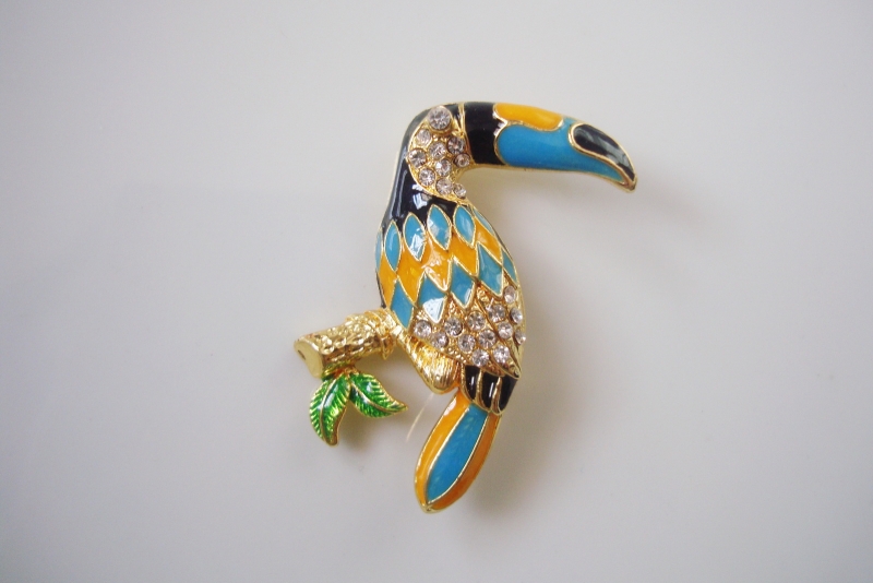 เข็มกลัดติดเสื้อนกเงือกประดับคริสตัลสีเพชร เคลือบด้วย Enamel สีสันสดใส สวยมากๆ ค