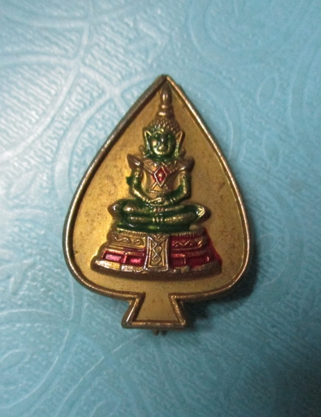 เข็มกลัดพระแก้วมรกตกาไหล่ทองลงยา(1)