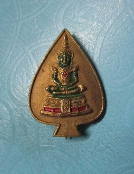 เข็มกลัดพระแก้วมรกตกาไหล่ทองลงยา(2)
