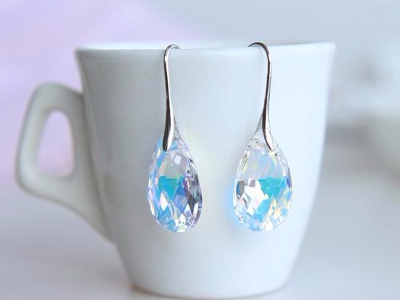ต่างหู 18k Platinum Plated ประดับสวารอฟสกี้คริสตัลดีไซน์หยดน้ำ สวยมากค่ะ ต่างหู 18k Platinum Plated ประดับสวารอฟสกี้คริสตัลดีไซน์หยดน้ำ สวยมากค่ะ
