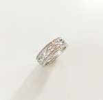 แหวน 18k platinum plated ประดับเพชร CZ รอบวง ดีไซน์ Unisex เหมาะกับทุกเพศค่ะ