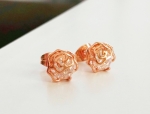 ต่างหูทองพิ้งค์โกล์ว 18k pink gold ประดับเพชร CZ ดีไซน์ดอกกุหลาบ น่ารักมากค่ะ