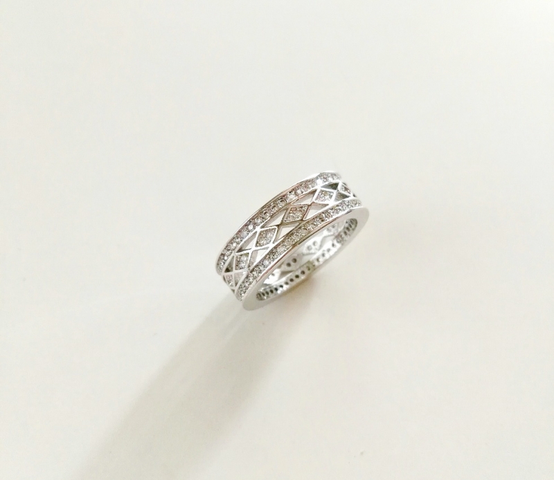 แหวน 18k platinum plated ประดับเพชร CZ รอบวง ดีไซน์ Unisex เหมาะกับทุกเพศค่ะ แหวน 18k platinum plated ประดับเพชร CZ รอบวง ดีไซน์ Unisex เหมาะกับทุกเพศค่ะ