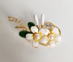 เข็มกลัดติดเสื้อเคลือบด้วย Enamel บนโลหะสีทอง ประดับคริสตัลและมุกสังเคราะห์