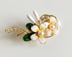เข็มกลัดติดเสื้อเคลือบด้วย Enamel บนโลหะสีทอง ประดับคริสตัลและมุกสังเคราะห์