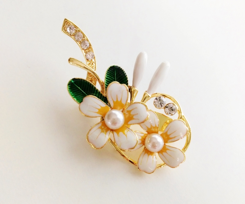 เข็มกลัดติดเสื้อเคลือบด้วย Enamel บนโลหะสีทอง ประดับคริสตัลและมุกสังเคราะห์