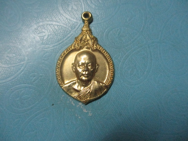 หลวงพ่อแพปี21รุ่นลายเซ็นต์กาไหล่ทอง