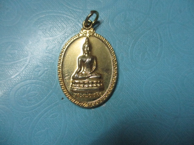 หลวงพ่อเหลือวัดสร้อยทองกาไหล่ทอง