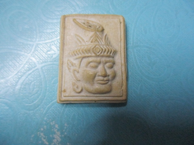 ผงเศียรฤาษีหลังยันต์