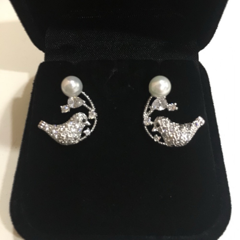 ต่างหู 18k white gold plated ประดับเพชร CZ และมุกสังเคราะห์เกรดพรีเมี่ยม