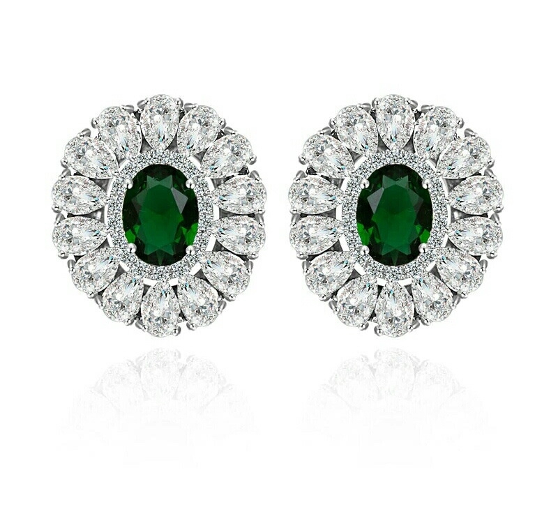ต่างหูทองคำขาว 18k ประดับเพชร CZ สีเขียวมรกตล้อมเพชรเกรดพรีเมี่ยม