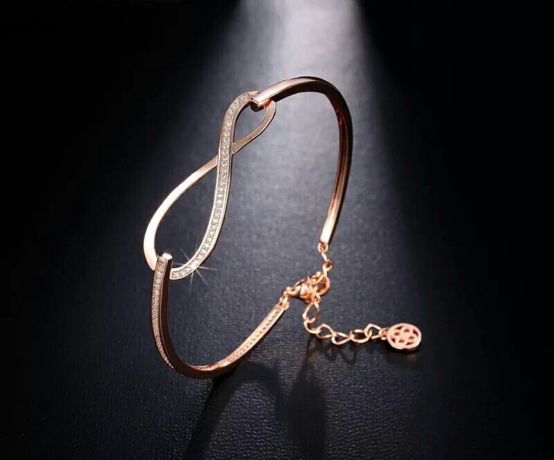 กำไลข้อมือ 18k Rose Gold Plated ประดับเพชร CZ บนดีไซน์ Infinity