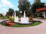 บ่อน้ำพุ ฟรีฟอร์ม หน้าบ้าน ดร.พิชนี ที่บ้านเมืองเอก