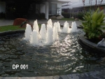 บ่อน้ำพุ ฟรีฟอร์ม หน้าบ้าน ดร.พิชนี ที่บ้านเมืองเอก