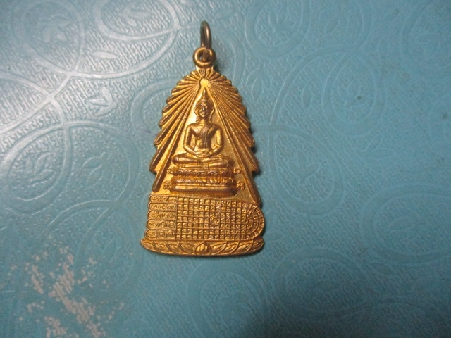 รอยพระพุทธบาทหลวงพ่อวัดไผ่ล้อมรุ่นสร้างอุโบสถกาไหล่ทอง