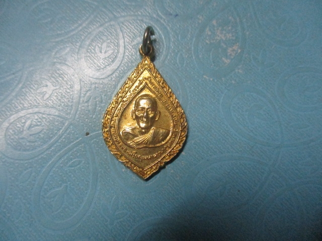 พระครูอภินันท์ธรรมสารวัดเกาะลอยรุ่นมหาลาภกาไหล่ทอง