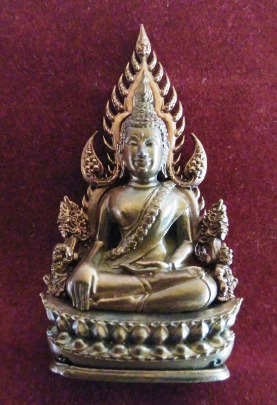 พระพุทธชินราช รุ่นจอมราชันย์ พิมพ์แต่งฉลุลอยองค์ เนื้อทองแดงนอก (สำริด) หมายเลข พระพุทธชินราช รุ่นจอมราชันย์ พิมพ์แต่งฉลุลอยองค์ เนื้อทองแดงนอก (สำริด) หมายเลข