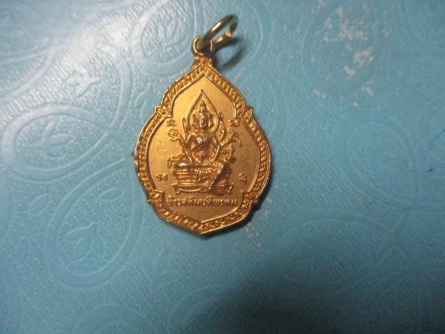 เทพพระพรหมหลังหมอชีวกกาไหล่ทอง