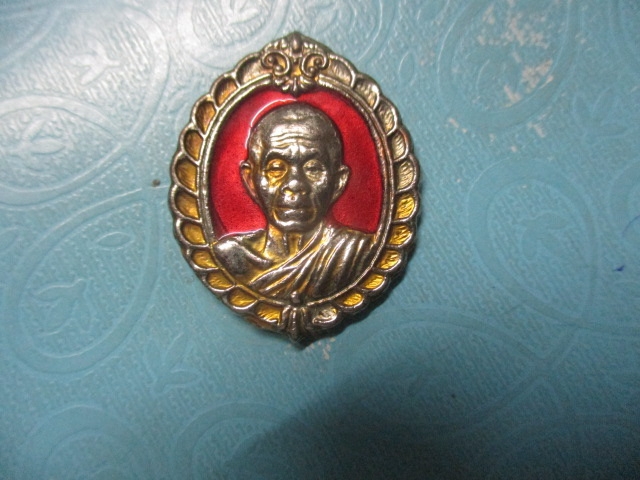 หลวงพ่อคูณรุ่นสก.กาไหล่ทองลงยาสีแดง(2)