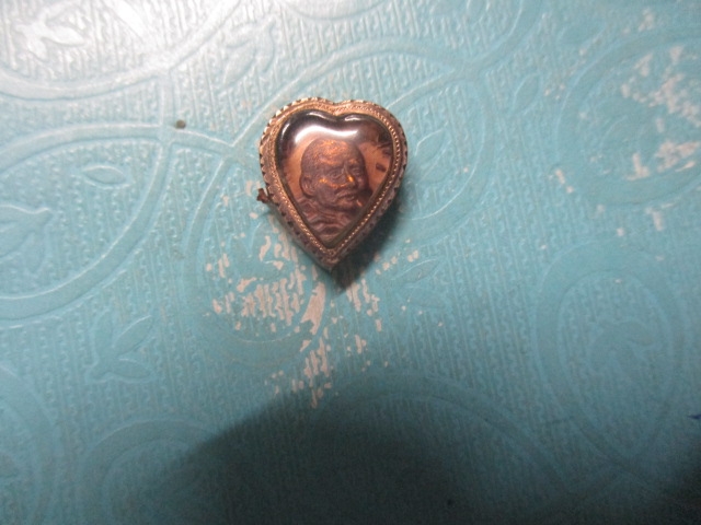 หลวงปู่แหวนรูปหัวใจเหรียญเล็กเลี่ยมนาคเก่า