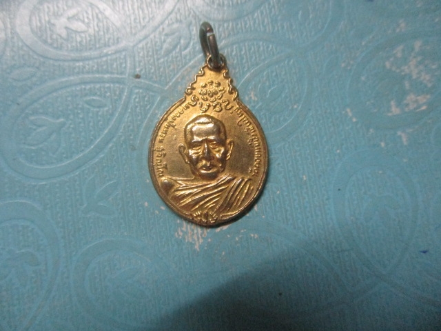 หลวงปู่แหวนภ.ป.ร.เหรียญเล็กกาไหล่ทอง