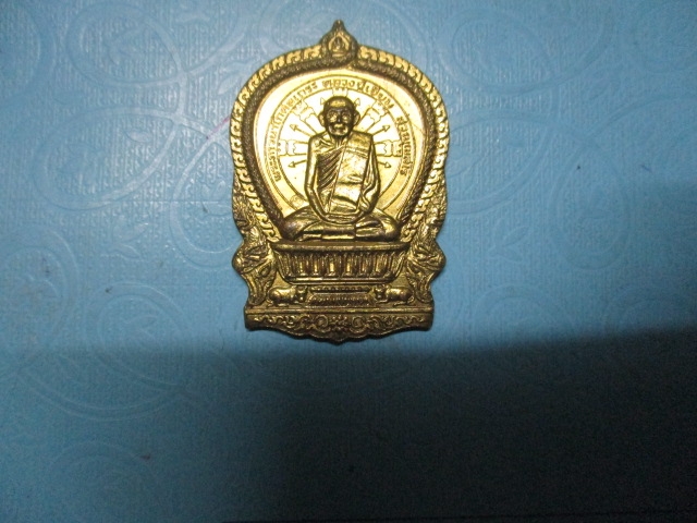 นั่งพานหลวงปู่เอี่ยมรุ่นอวยพรปี37