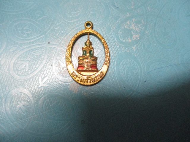 พระแก้วมรกตกาไหล่ทองลงยาหลังยันต์ดวง