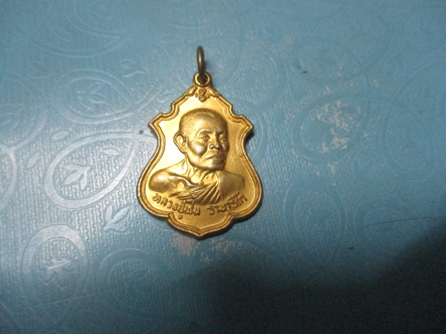 หลวงปู่ฟื้นวัดหนองมนปี40กาไหล่ทอง