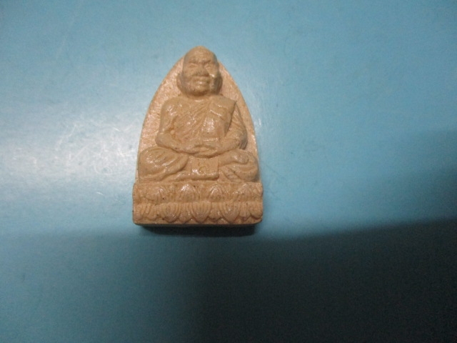 ผงหลวงปู่ทวดหลังแผ่นทองแดง