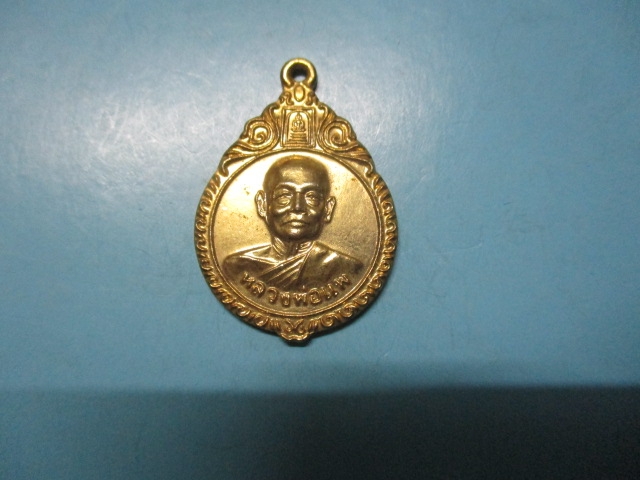 หลวงพ่อแพกาไหล่ทอง