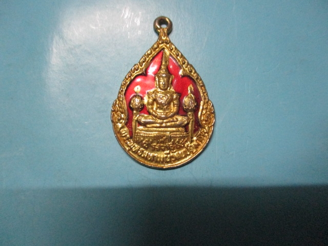 พระแก้วมรกตวัดอ้อมใหญ่กาไหล่ทองลงยาปี25