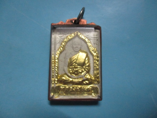 ผงหลวงปู่เมฆวัดลำกระดานลงทองเลี่ยมใช้