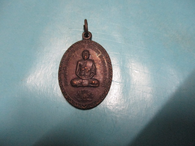 หลวงพ่อปั้นวัดบัวลอยปี48