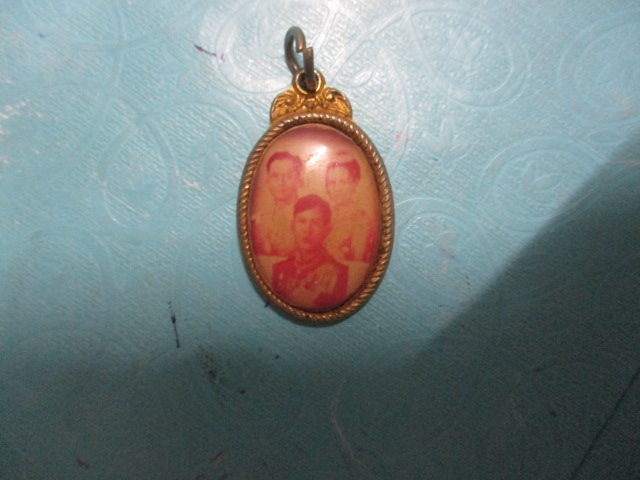 ร.9-พระราชินี-ร.10หลังยันต์5