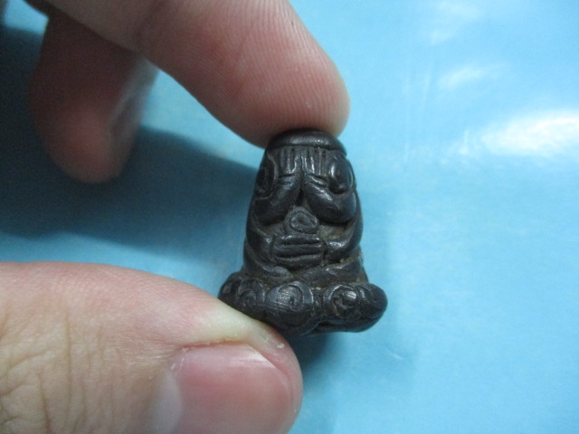 พระปิดตาเนื้อแร่ยันต์ยุ่ง
