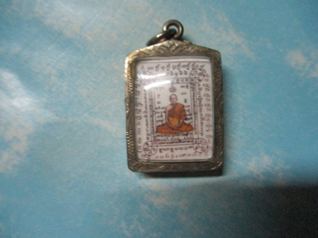 ล็อกเก็ตพระครูถาวรธรรมสารหลังผงจีวร-ตะกรุด3ดอก