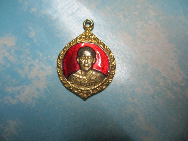 หลวงพ่อวัดใหม่นพรัตน์กาไหล่ทองลงยา