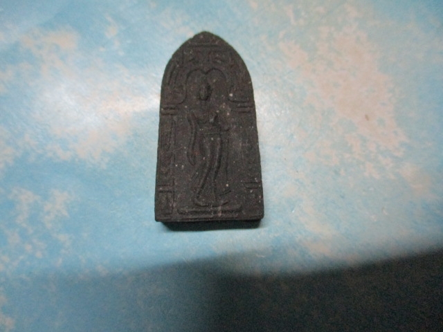 ผงดำเนื้อแร่พระทุ่งเศรษฐีนำโชควัดหนองนกไข่
