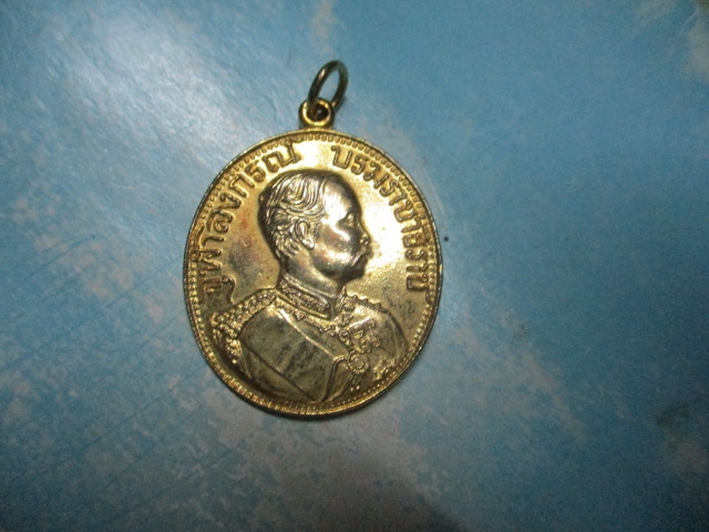 ร.5-หลวงพ่อเปิ่นรุ่นมั่งมีศรีสุขกาไหล่ทอง