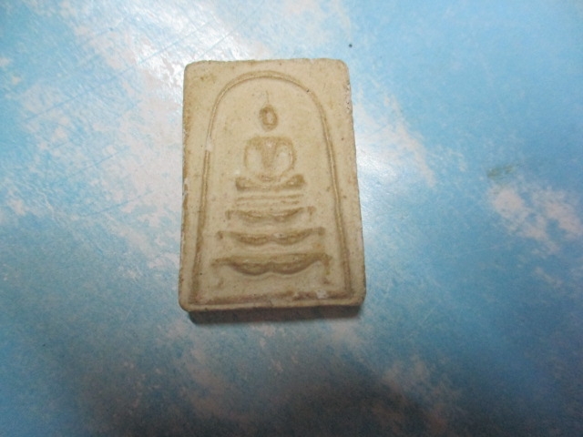 ผงสมเด็จขาโต๊ะหลังแบบพระพุทธ3องค์ครุฑฉัตรคู่