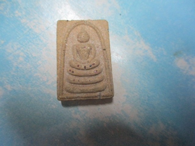 ผงสมเด็จฝังพลอยปู่บุดดาวัดกลางชูศรี